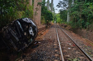Carro despenca após pneu estourar e motorista sobrevive em Ituverava
