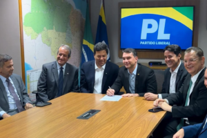 Mendonça Filho assinou filiação ao PL nesta quarta-feira (1), em Brasília, ao lado do senador e pré-candidato à Presidente Flávio Bolsonaro – Divulgação