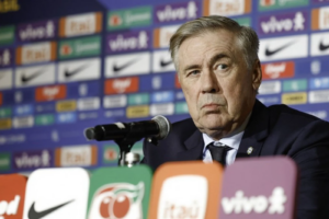 Imagem de Carlo Ancelotti, treinador da seleção brasileira, em entrevista coletiva - @rafaelribeirorio / CBF