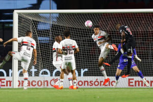 São Paulo vence e deixa o Vasco sob pressão no Brasileirão