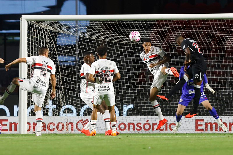 São Paulo vence e deixa o Vasco sob pressão no Brasileirão